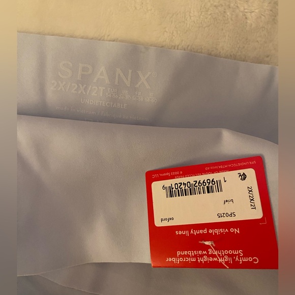 Spanx Undie-tectible brief - Picture 2 of 3